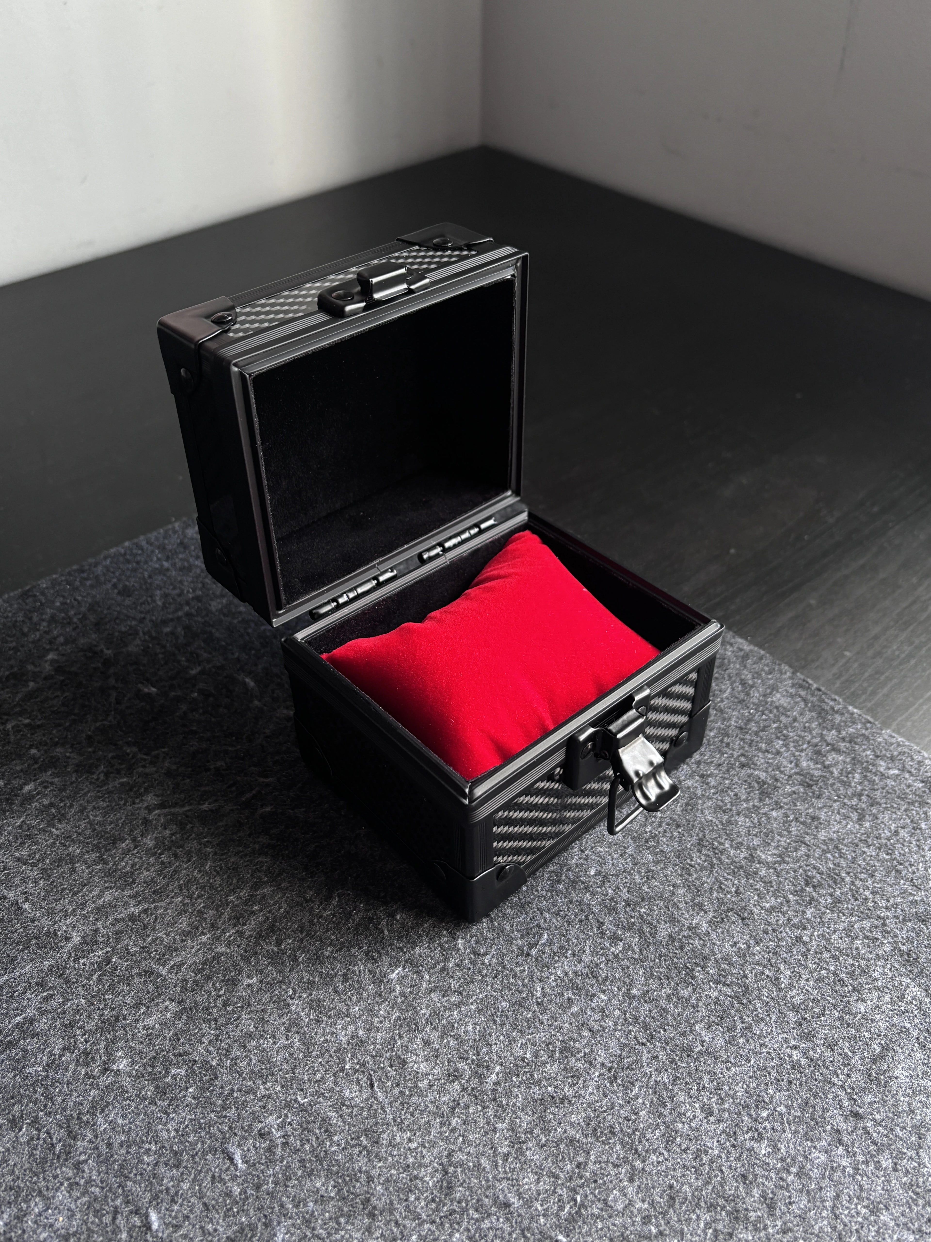Carbon Fiber Watch Case for Travel · Spa