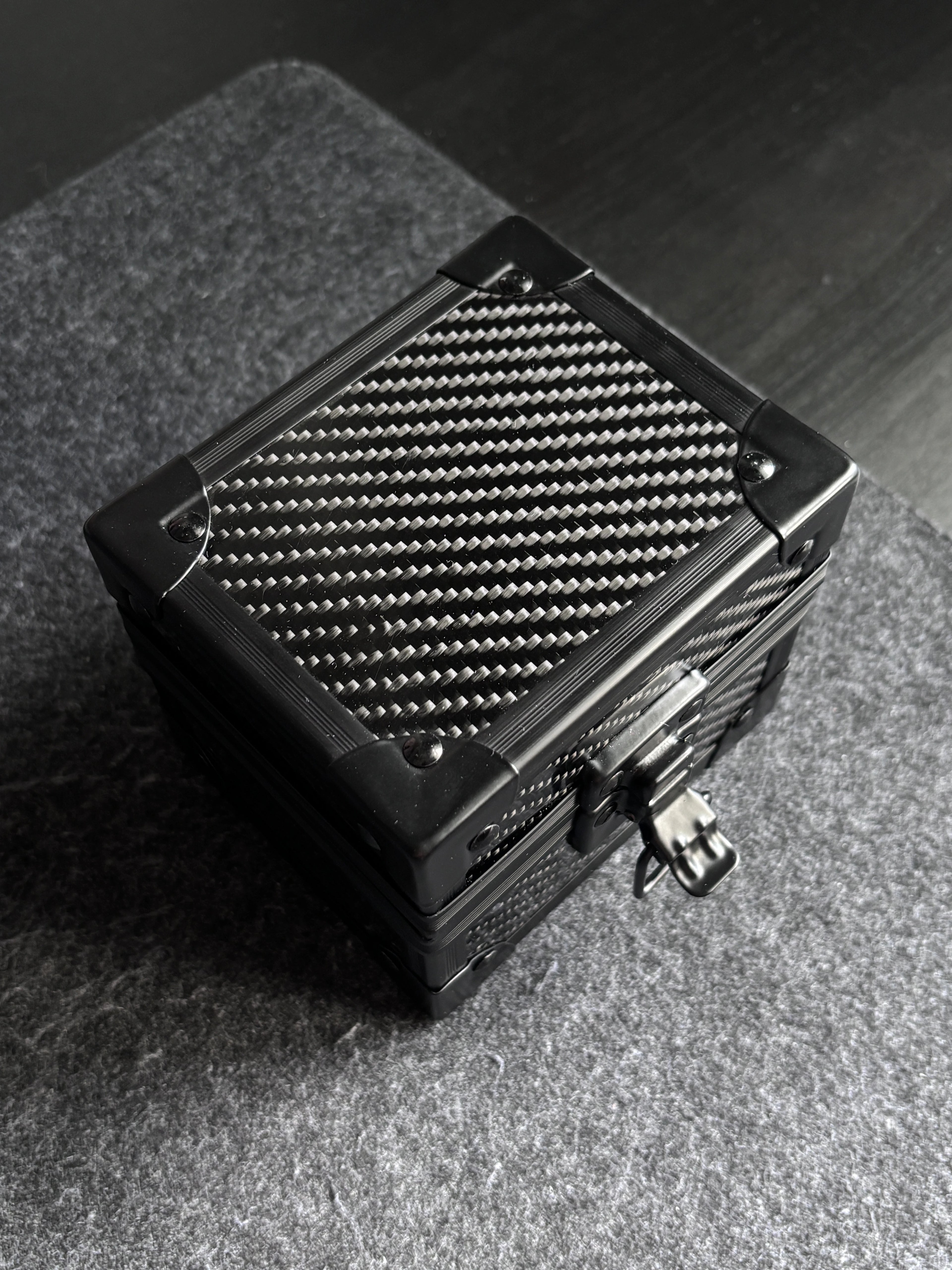 Carbon Fiber Key Case, Compact · Radillon