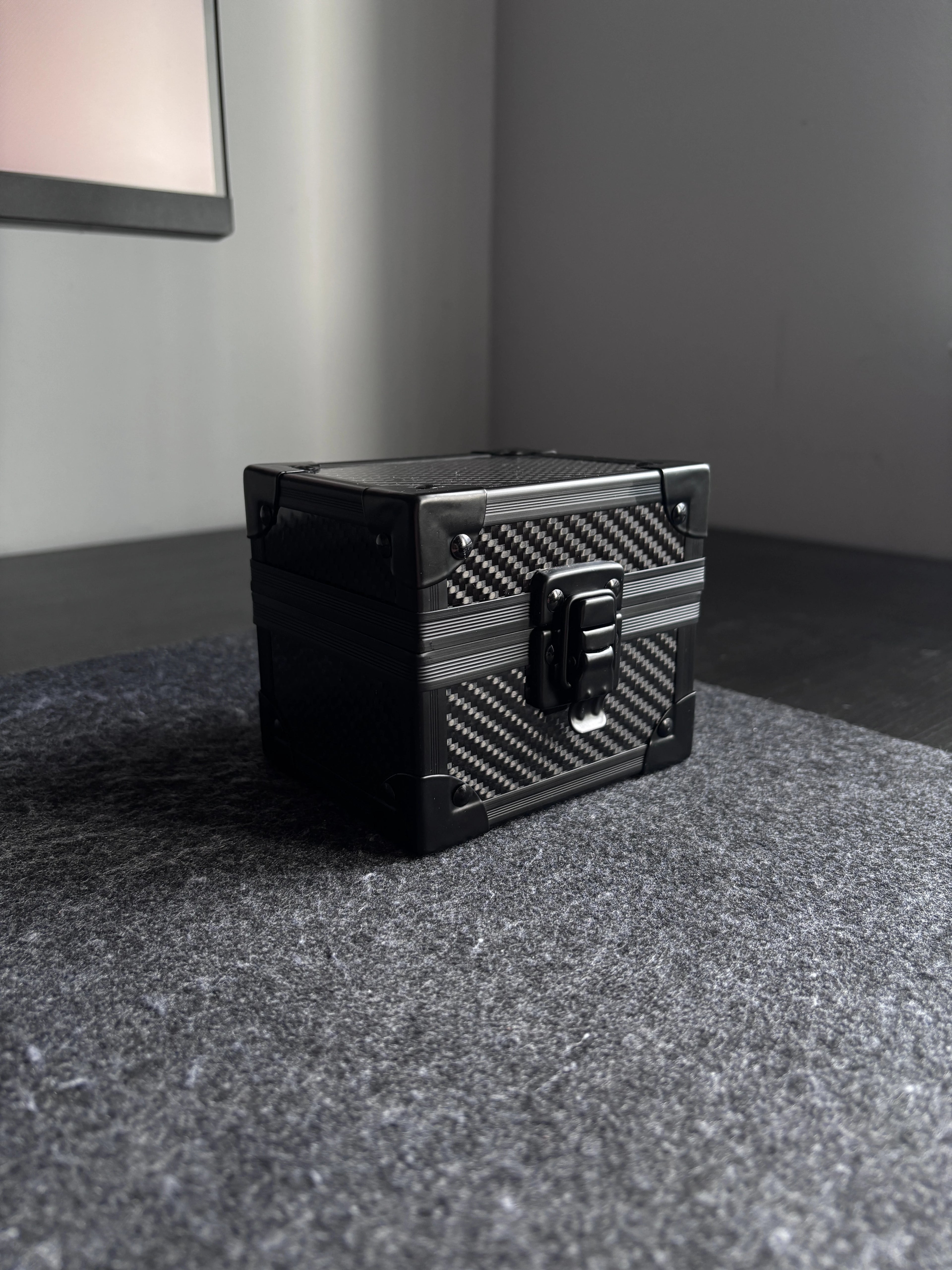 Carbon Fiber Key Case, Compact · Radillon