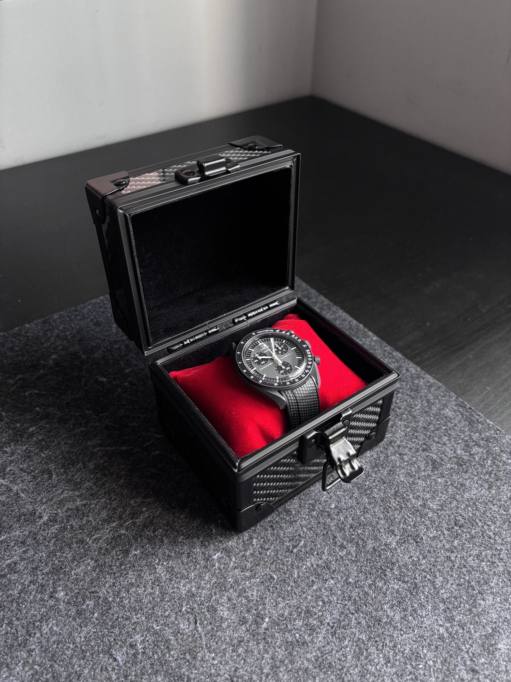 Carbon Fiber Watch Case for Travel · Spa