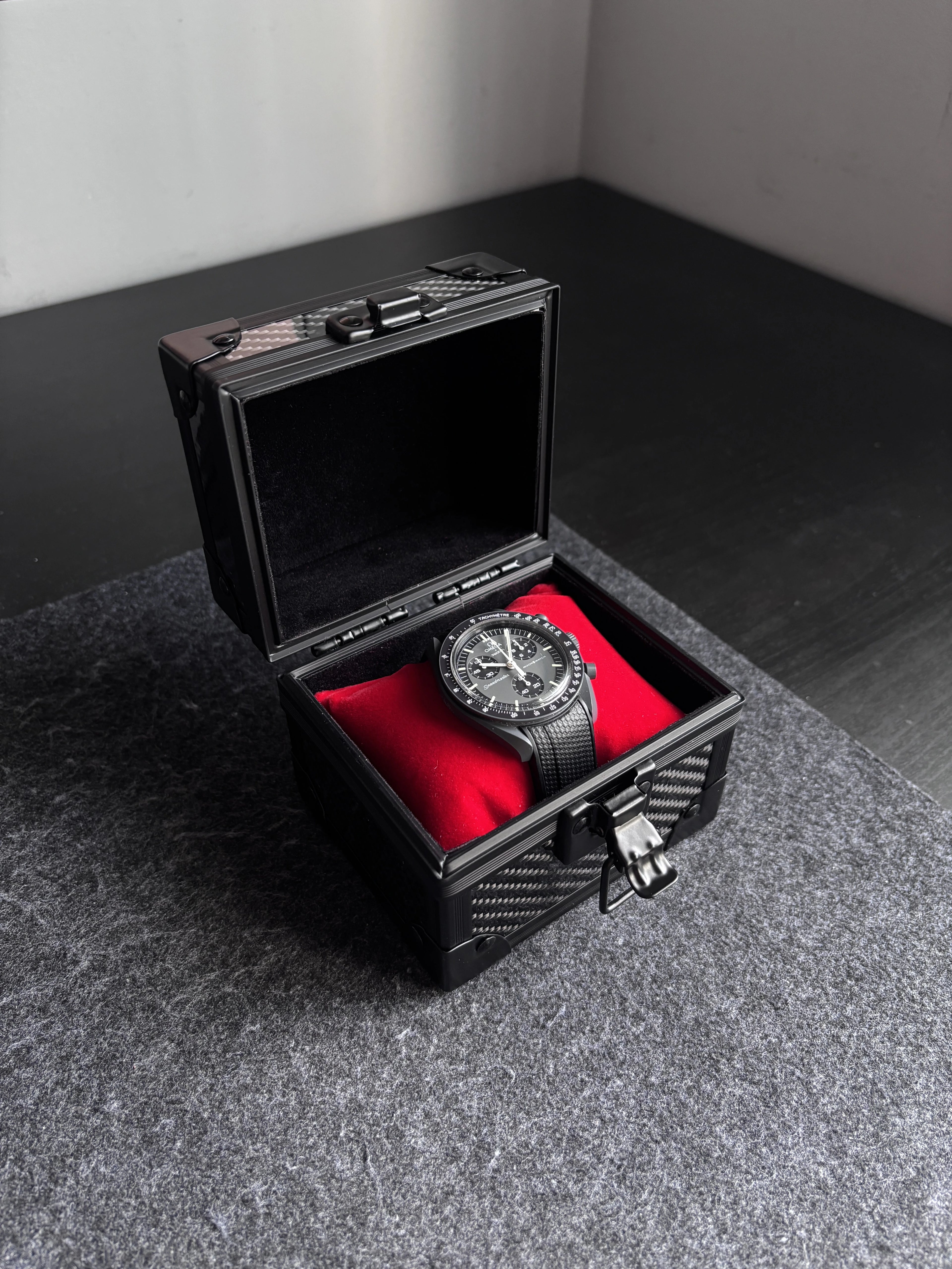 Carbon Fiber Watch Case for Travel · Spa