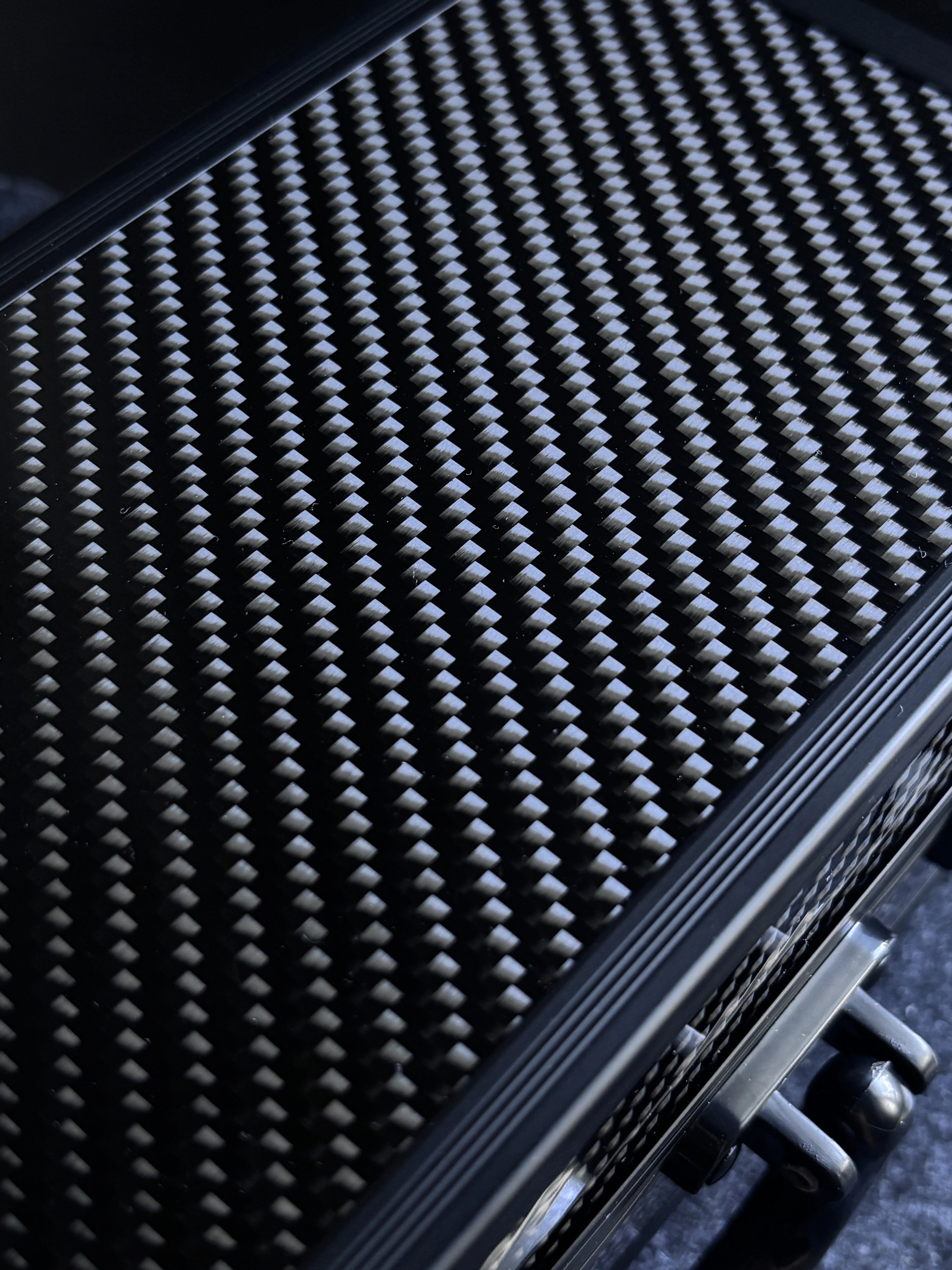 Carbon Fiber Key Box, Suede Lined · Eau Rouge