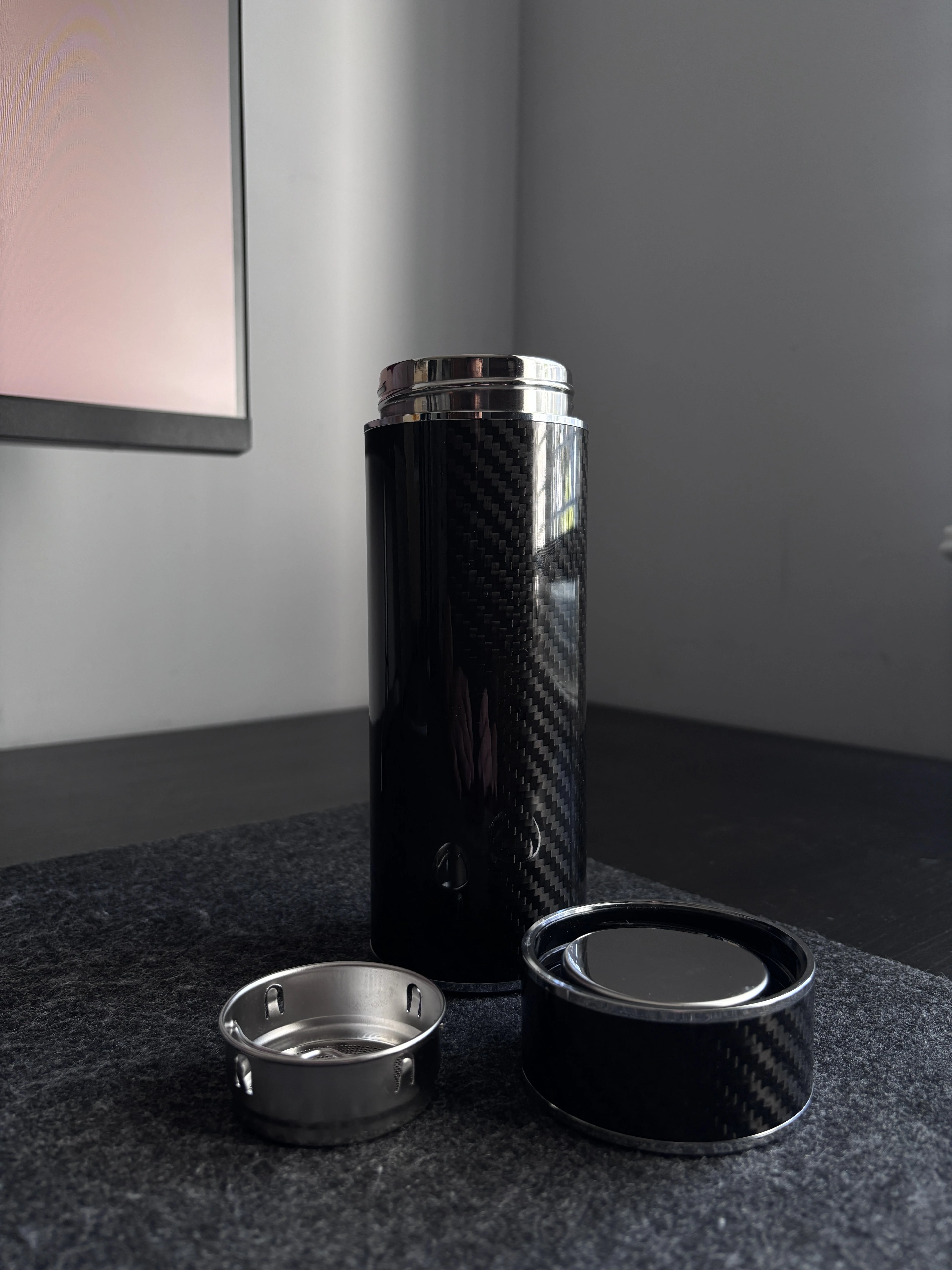 Insulated Carbon Fiber Water Bottle · Pitlane
