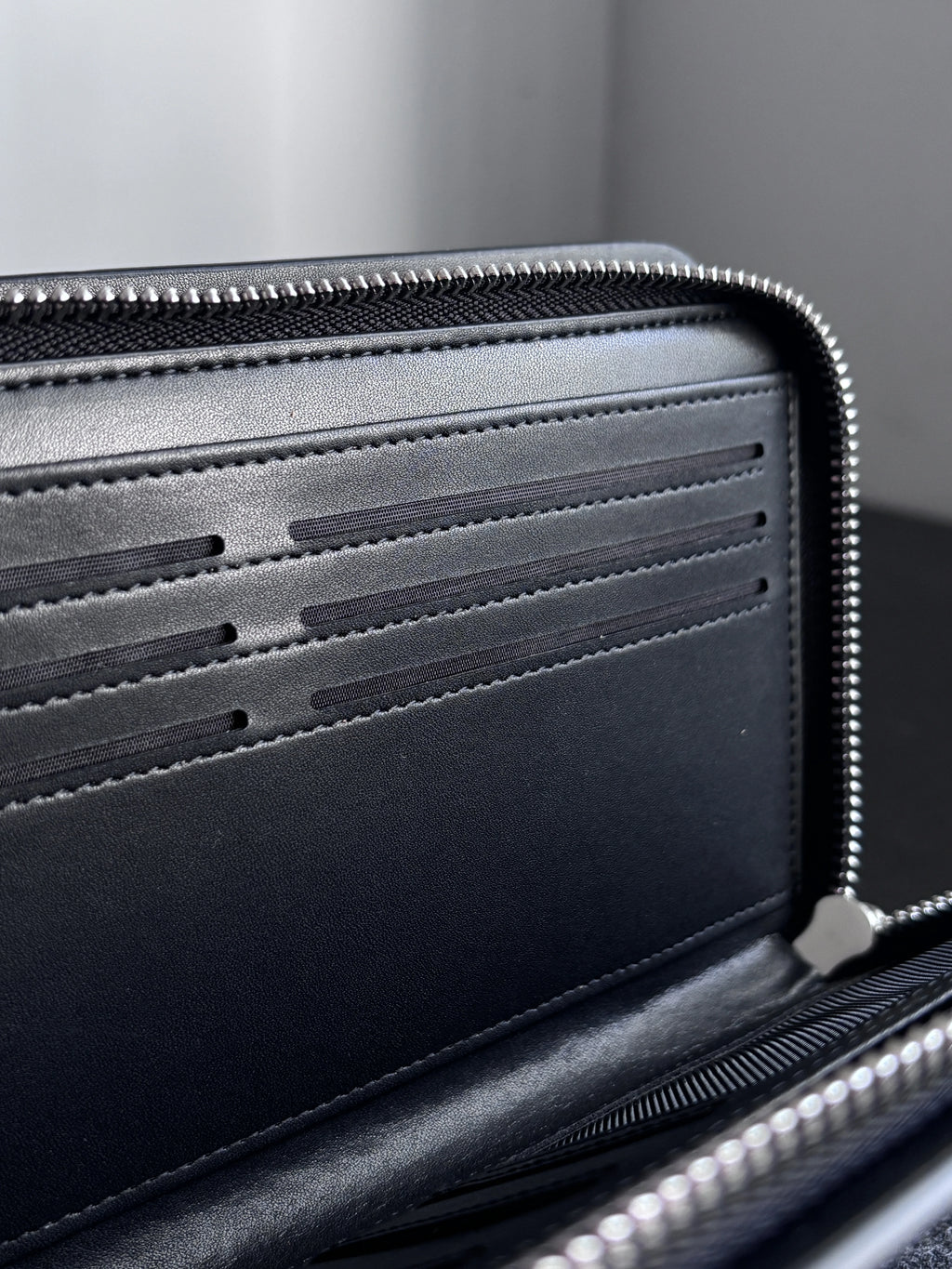 Carbon Fiber Pouch for Everyday Carry · Mulsanne