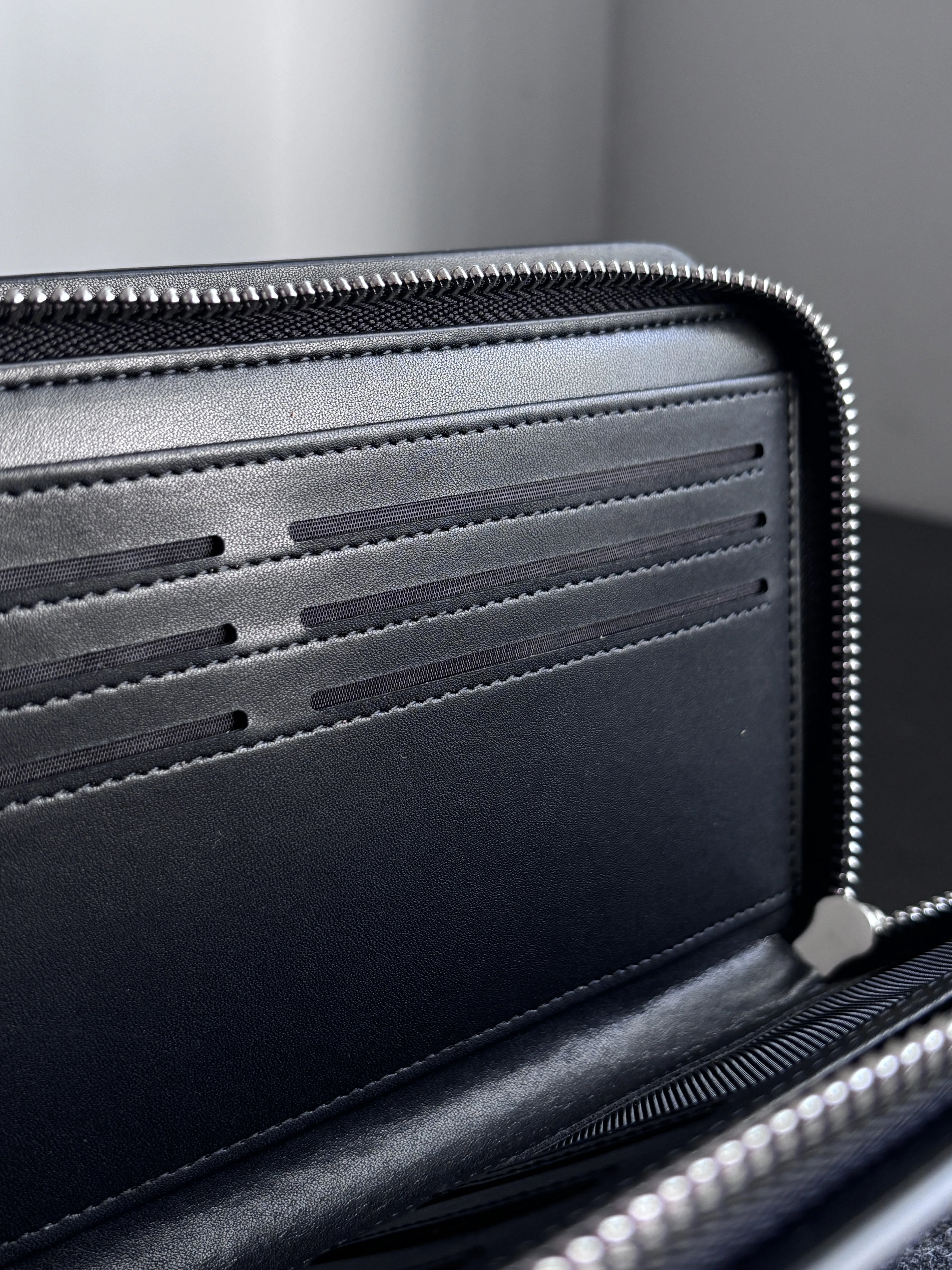 Carbon Fiber Pouch for Everyday Carry · Mulsanne