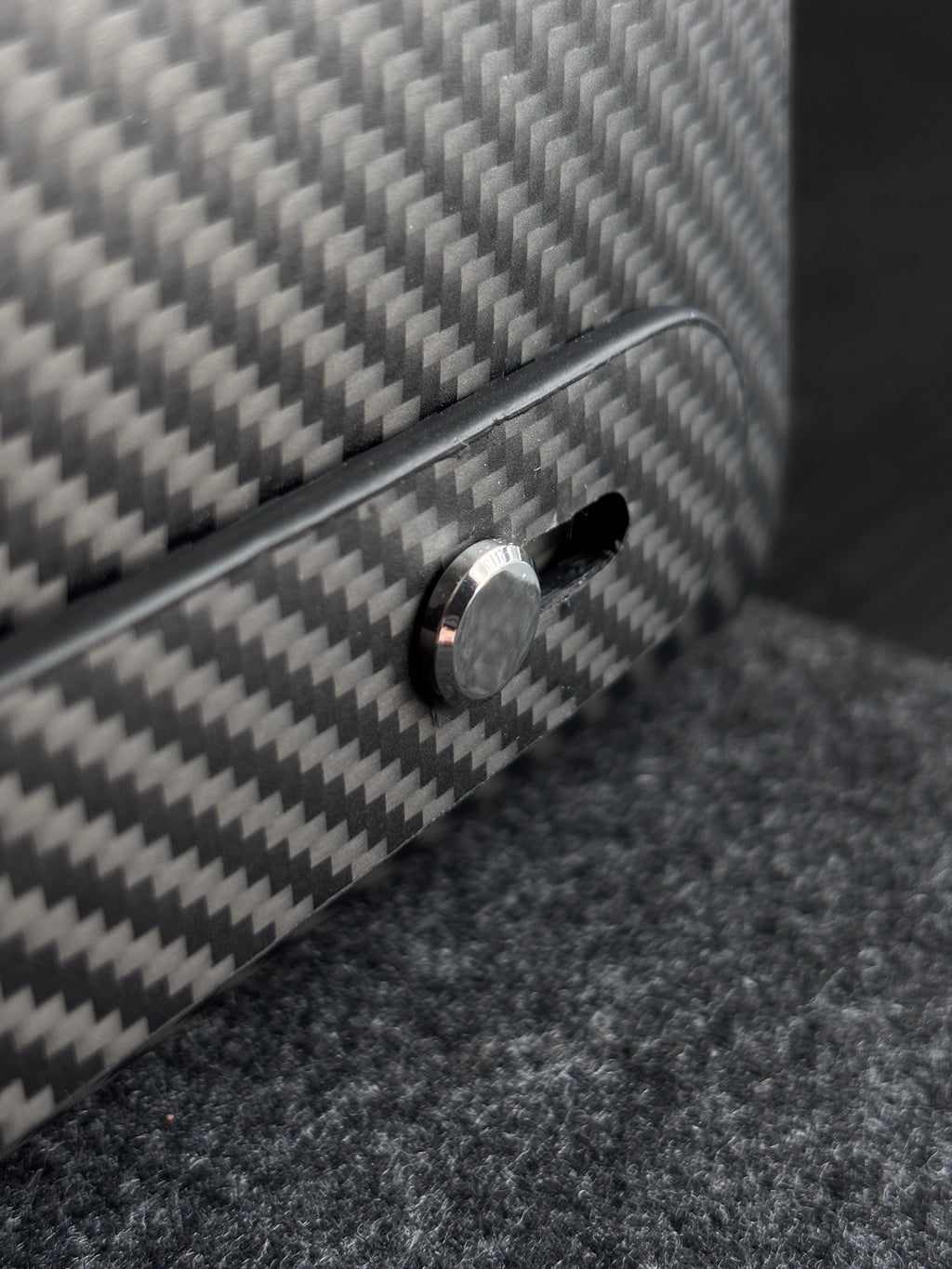 Carbon Fiber Pouch for Everyday Carry · Mulsanne