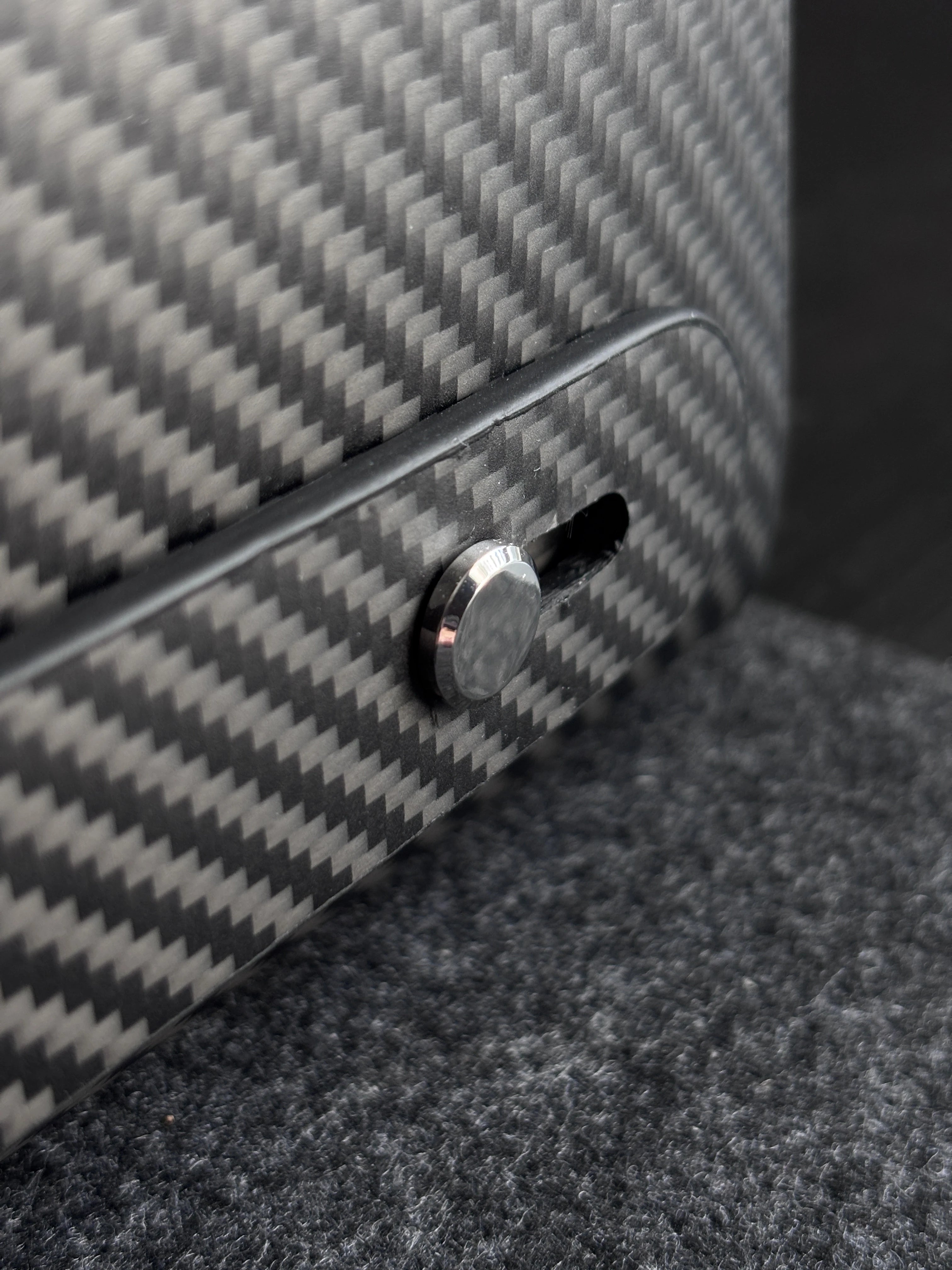 Carbon Fiber Pouch for Everyday Carry · Mulsanne