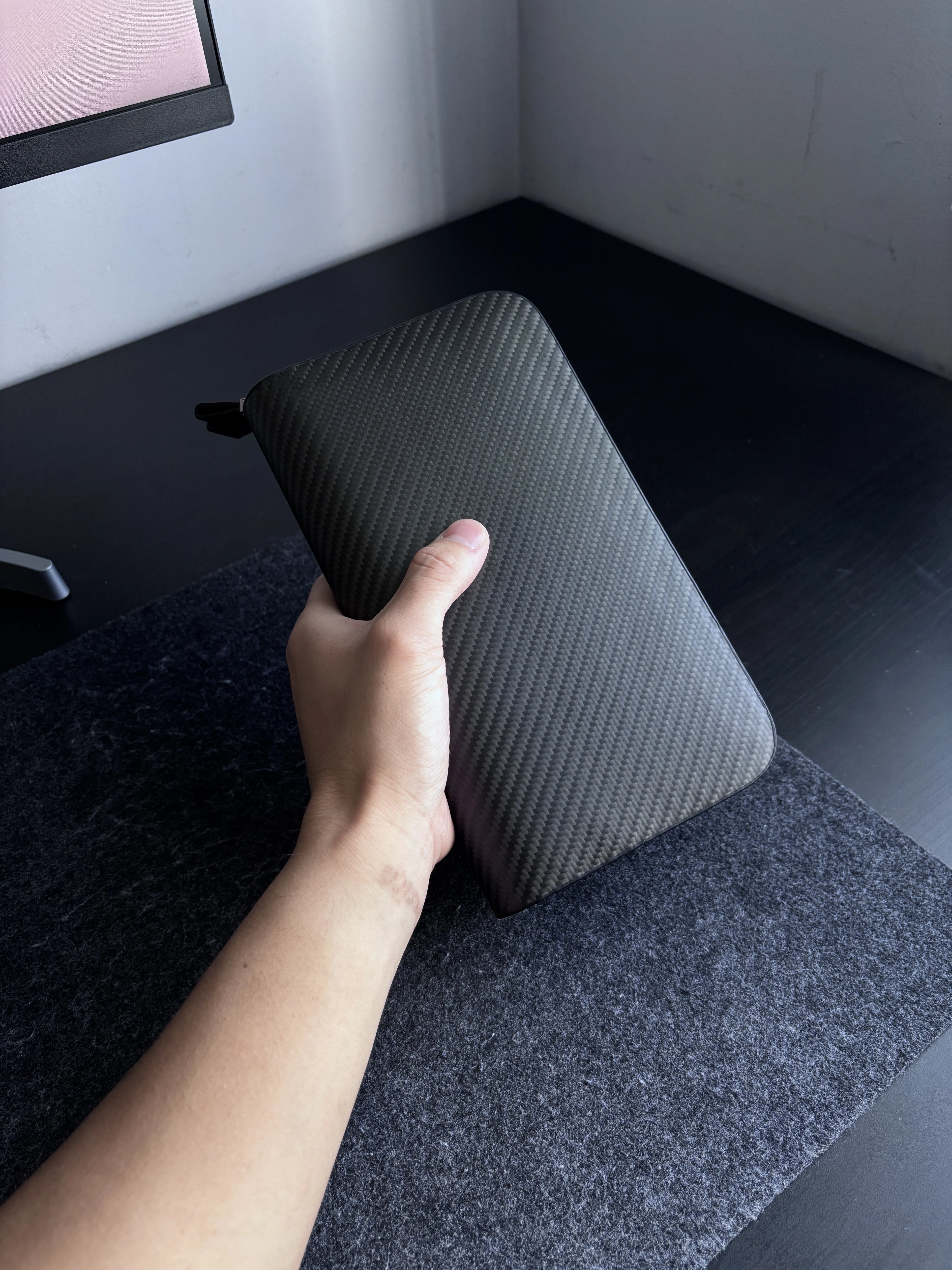 Carbon Fiber Pouch for Everyday Carry · Mulsanne