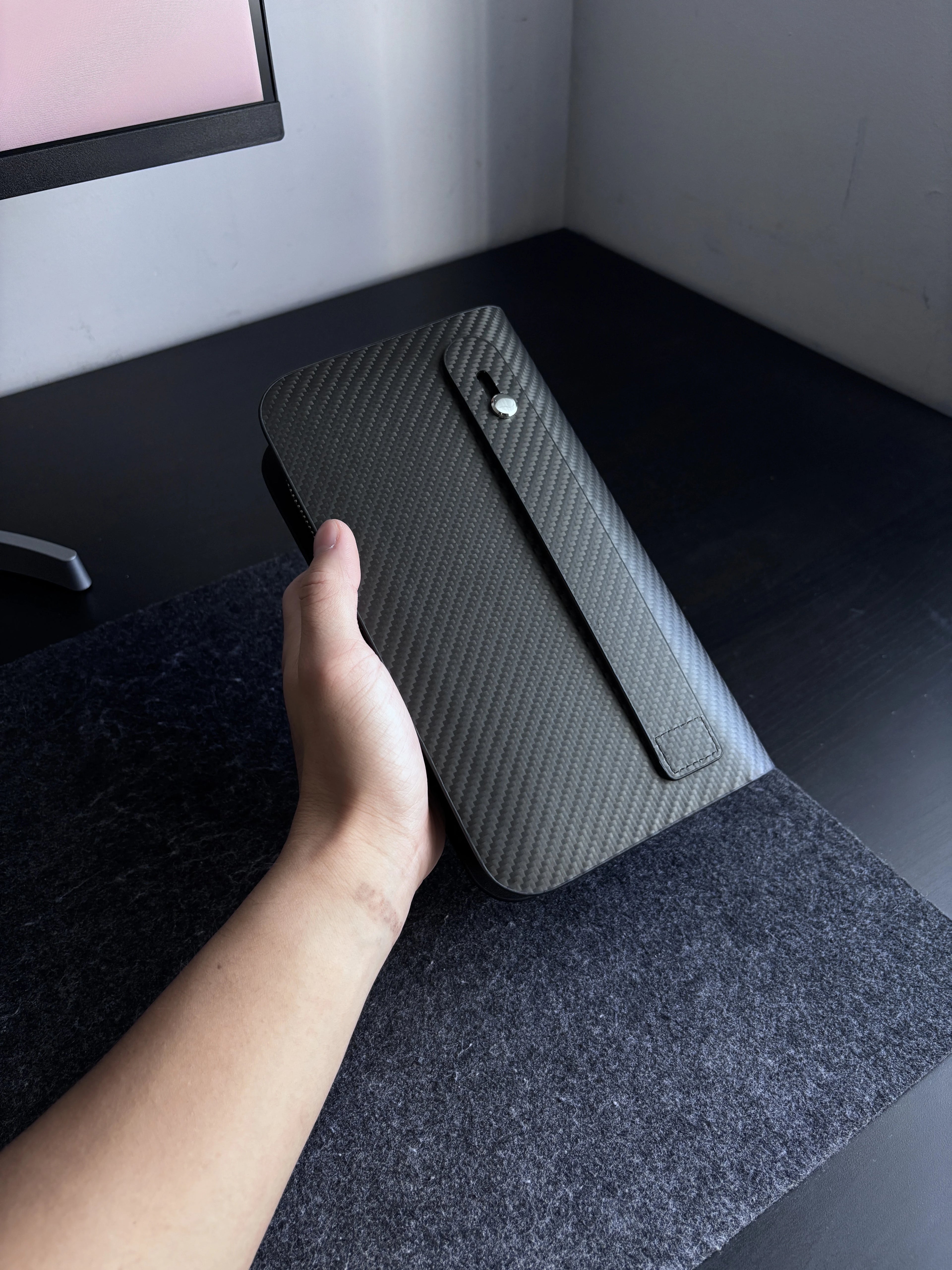 Carbon Fiber Pouch for Everyday Carry · Mulsanne